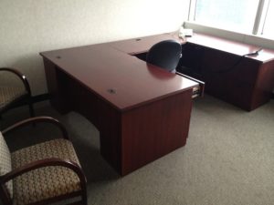 https://integritywholesale.net/wp-content/uploads/2012/03/Used-U-shaped-desk-set-in-cleveland-ohio-2-300x225.jpg